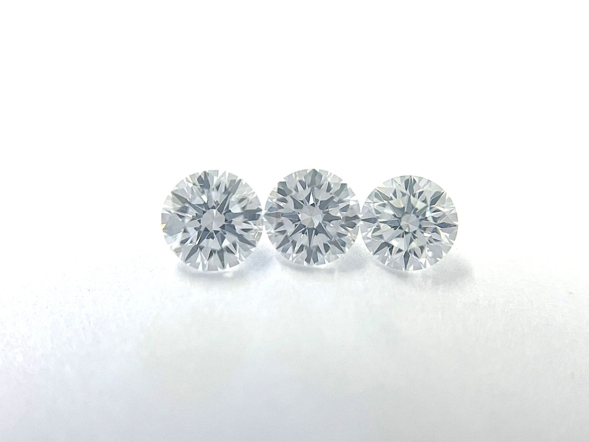 ファミリープラン・カラーレス・ラウンドブリリアンカット3石