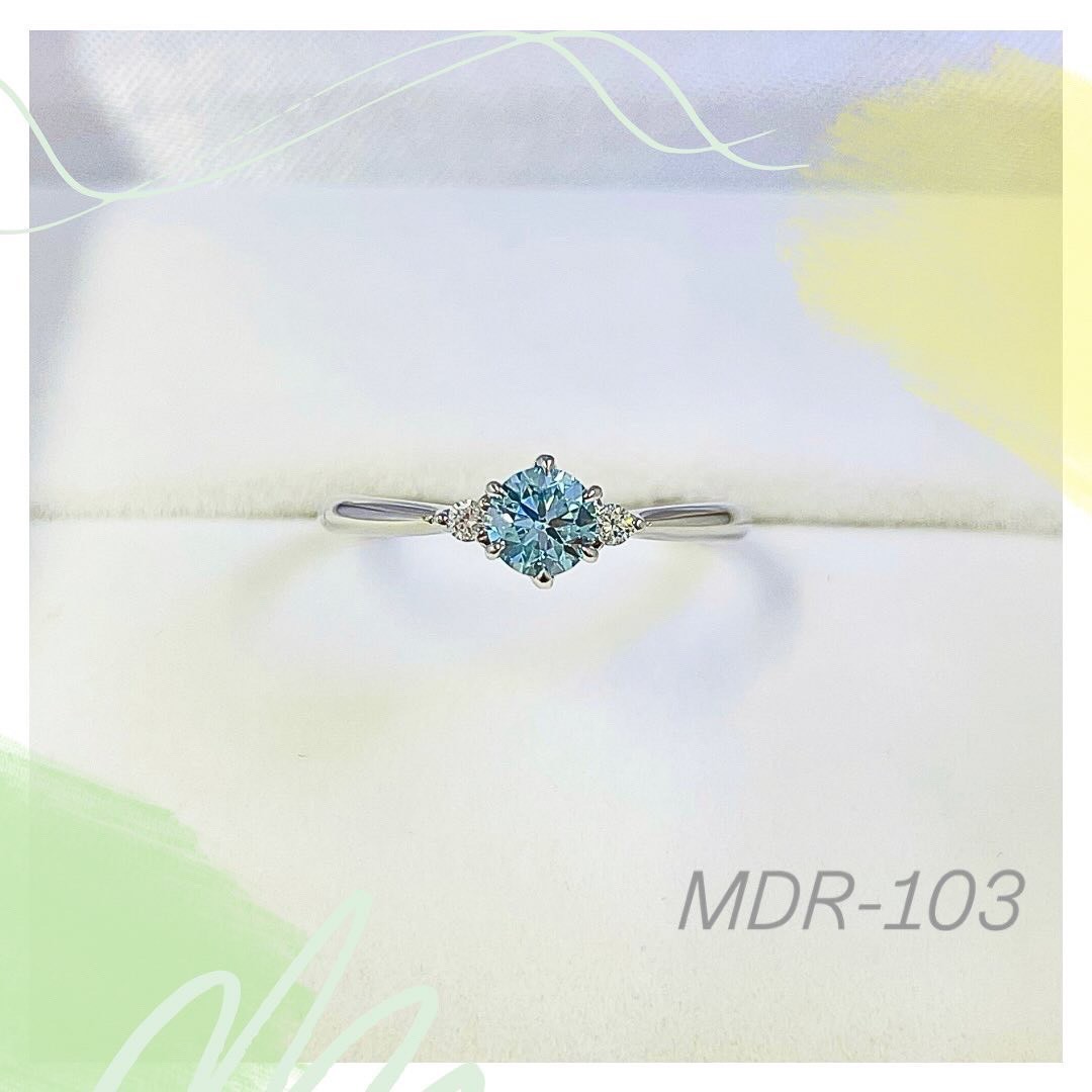 ブルーメモリアルダイヤモンド。実際のお客様製作画像。細めのリングが指をきれいに魅せます