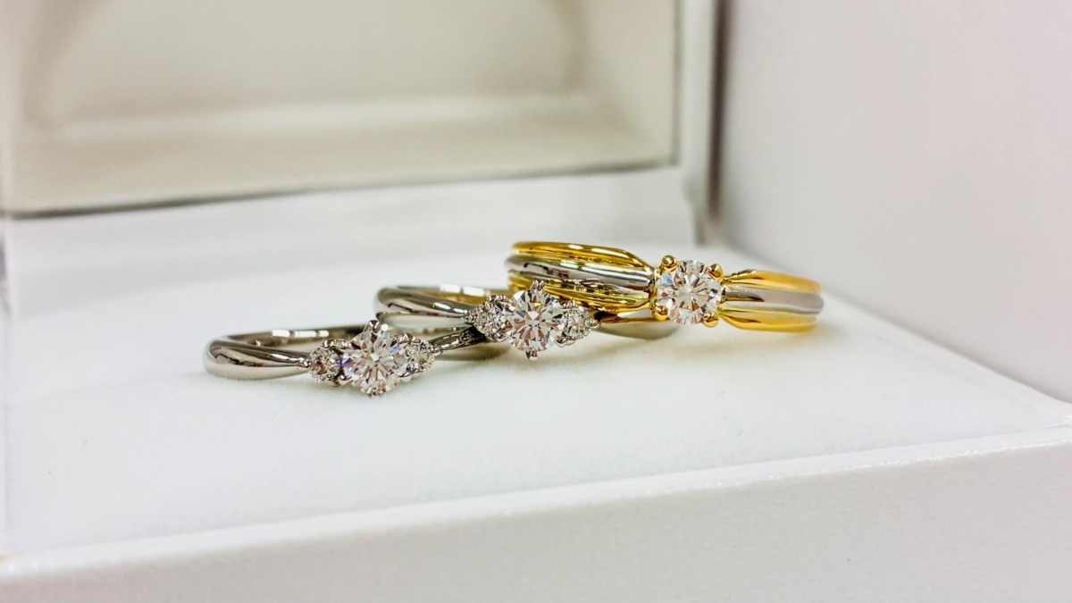 MDR-103とMDR-105のコンビネーションリング・リング中央石は3点ともメモリアルダイヤモンド