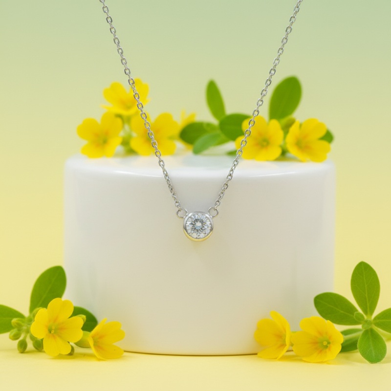 品番MDN-104、クマ耳マルカンが特徴の伏せ込み（フクリン留め）一粒ダイヤモンドネックレス。