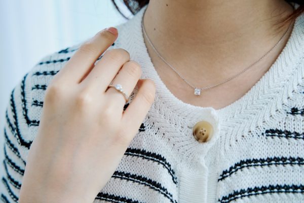品番MDN-104の、プリンセスカットダイヤモンドを伏せ込みで留めたネックレスを着用した写真。