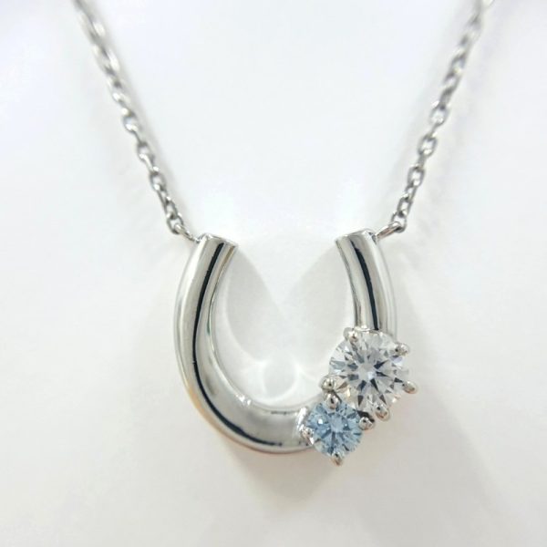 プレシャスワン・馬蹄型ペンダントトップのアップ写真