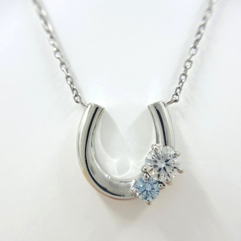 プレシャスワン・馬蹄型ペンダントトップのアップ写真