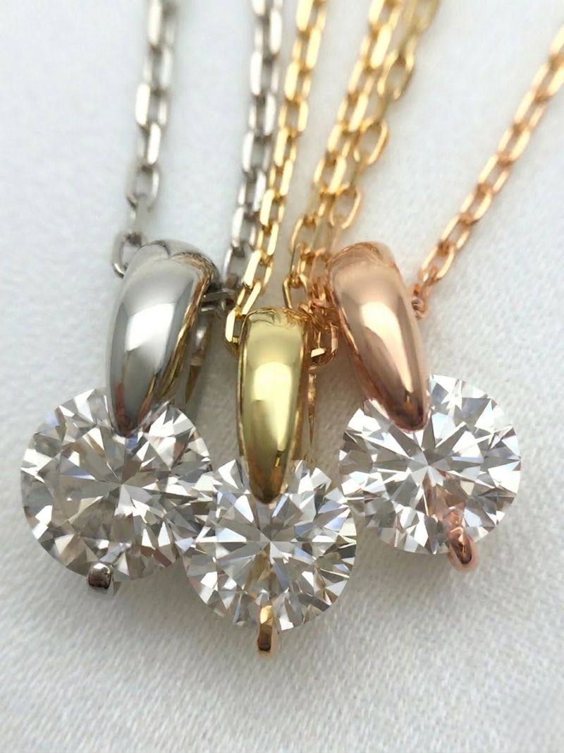 穏やかな光の中で眠る猫と、ご遺骨から生まれたメモリアルダイヤモンドの指輪