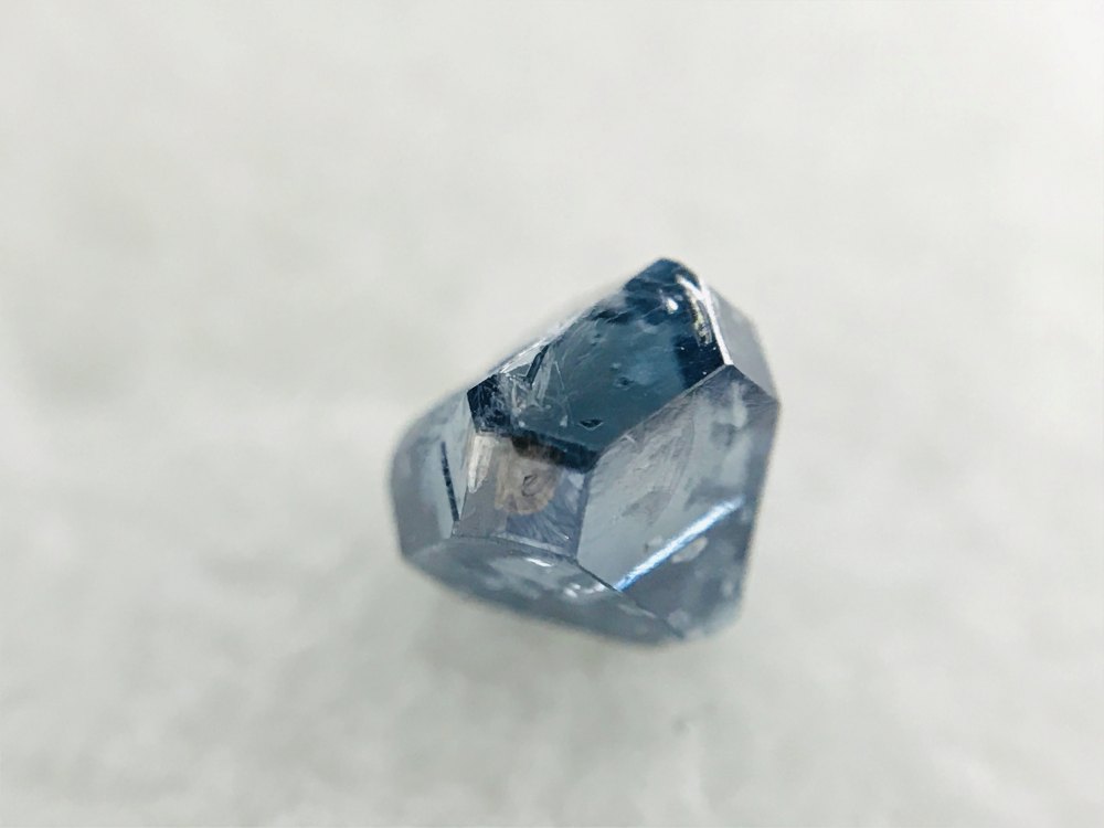 ペットのメモリアルダイヤモンドの原石。一つひとつ異なる形と個性を持つダイヤモンド