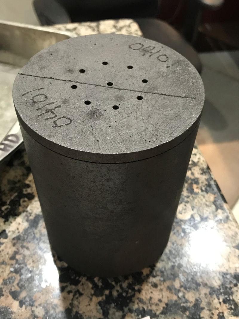 ペットのご遺骨やご遺毛から炭素を精製するために使用される黒い専用容器