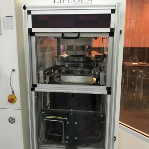 「LifeGem」のロゴが入った、ダイヤモンドを合成するための巨大な結晶化装置（HPHT装置）の外観